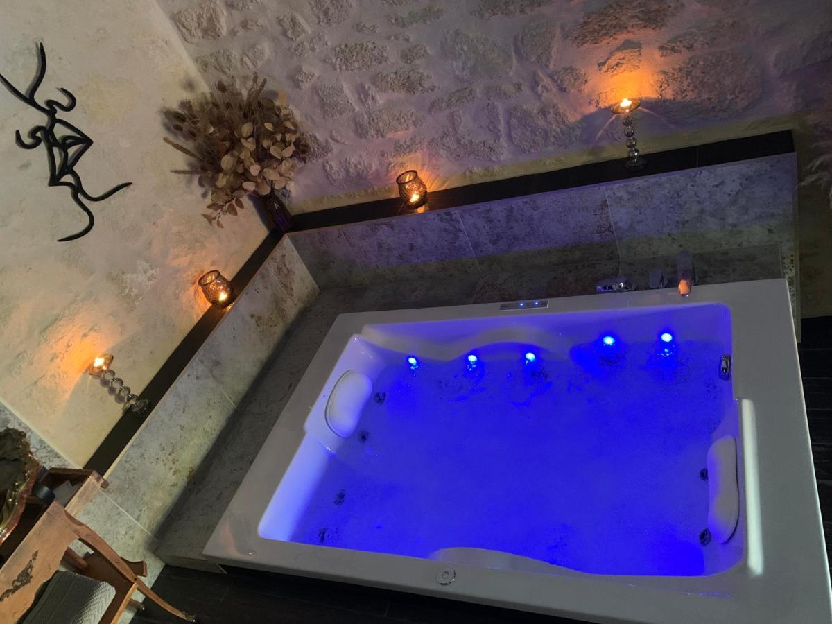 Le Lovy , Studio Independant Avec Jacuzzi Cubnezais Exterior foto